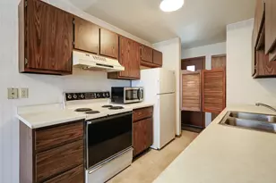 910 E Cedar Ave, Manitowoc, WI 54220 - Photo 8