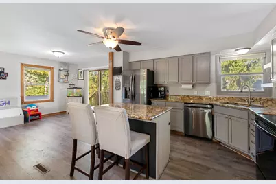 W165N10401  Wagon Trl, Germantown, WI 53022 - Photo 4