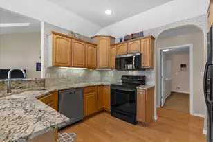 N54W16684 Ravenwood Dr, Menomonee Falls, WI 53051 - Photo 6