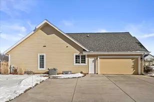 N54W16684 Ravenwood Dr, Menomonee Falls, WI 53051 - Photo 34