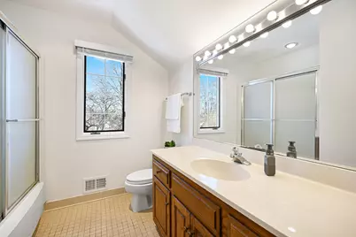 10121 N Lee Ct, Mequon, WI 53092 - Photo 18