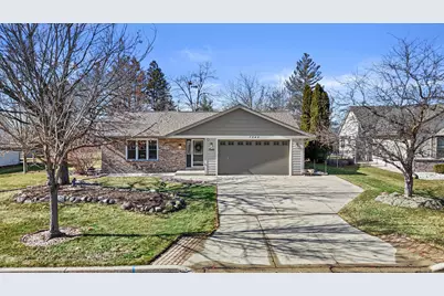 7245 S Hillendale Dr, Franklin, WI 53132 - Photo 2