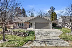 7245 S Hillendale Dr, Franklin, WI 53132 - Photo 2