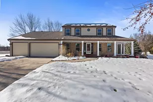 243 Royal Oak Ct, Pewaukee, WI 53072 - Photo 2
