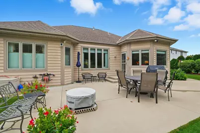 6748 S Yale Dr, Franklin, WI 53132 - Photo 8