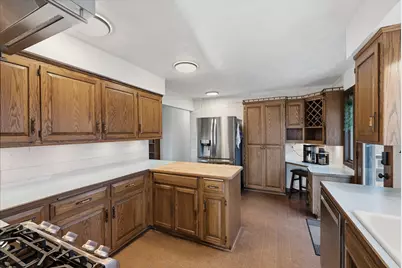 332  Glenview Ln, Grafton, WI 53024 - Photo 10