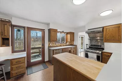 332  Glenview Ln, Grafton, WI 53024 - Photo 8