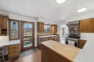 332 Glenview Ln, Grafton, WI 53024 - Photo 8