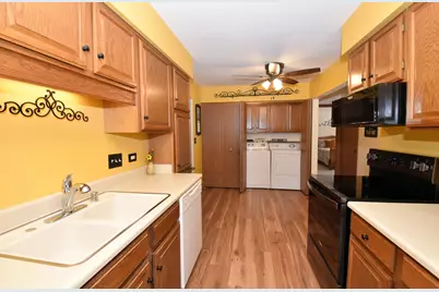 4502 S Greenridge Cir, Greenfield, WI 53220 - Photo 14