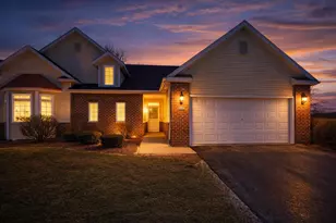 5293 S Acorn Ln, Greenfield, WI 53221 - Photo 2