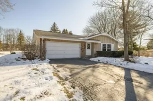 S58W25347 Crest Dr, Waukesha, WI 53189 - Photo 4