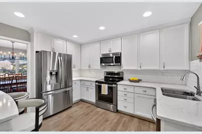 10327 N Savannah Ct, Mequon, WI 53092 - Photo 8