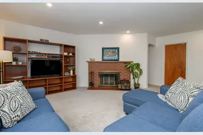 225 W Alta Loma Cir, Thiensville, WI 53092 - Photo 2