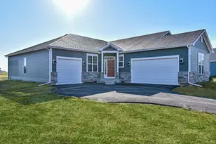 423 Clairmont Ct, Williams Bay, WI 53191 - Photo 1