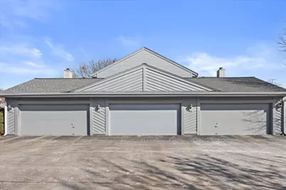 15634 W Brook Dr, New Berlin, WI 53151 - Photo 4