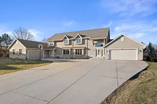 3209 S Ridge Crest Ct, New Berlin, WI 53151 - Photo 2