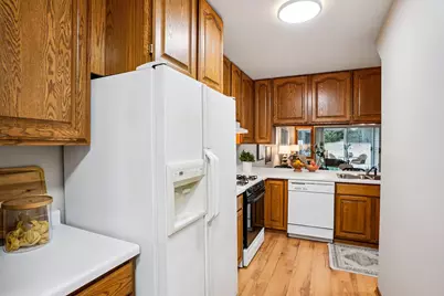 210  Hartford Sq, Hartford, WI 53027 - Photo 8