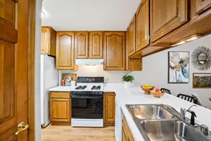 210 Hartford Square, Hartford, WI 53027 - Photo 6