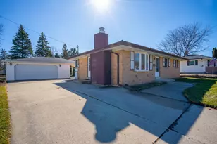 N86W18105 Summit Dr, Menomonee Falls, WI 53051 - Photo 4