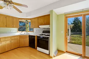 N86W18105 Summit Dr, Menomonee Falls, WI 53051 - Photo 10