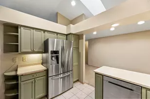 N81W13139 Country Terrace Ln, Menomonee Falls, WI 53051 - Photo 10