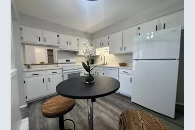 309  Cheviot Chase - #5, Waukesha, WI 53186 - Photo 4