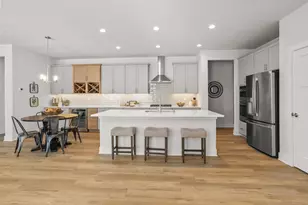 N28W25285 Parkway Ridge Circle, Pewaukee, WI 53072 - Photo 4