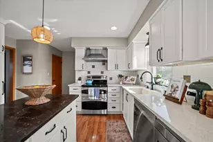 7277 S Dover Hill Ct, Franklin, WI 53132 - Photo 4