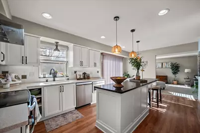 7277 S Dover Hill Ct, Franklin, WI 53132 - Photo 2