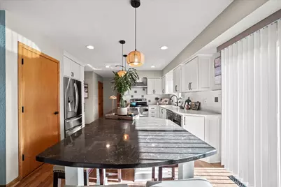 7277 S Dover Hill Ct, Franklin, WI 53132 - Photo 6