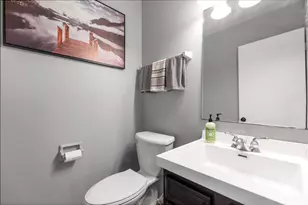 W163N11527 Windsor Ct, Germantown, WI 53022 - Photo 10