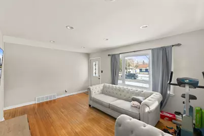 8913 W Daphne St, Milwaukee, WI 53224 - Photo 6