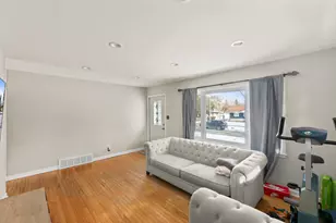 8913 W Daphne St, Milwaukee, WI 53224 - Photo 6