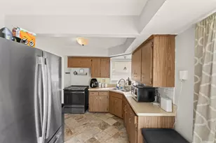 8913 W Daphne St, Milwaukee, WI 53224 - Photo 8