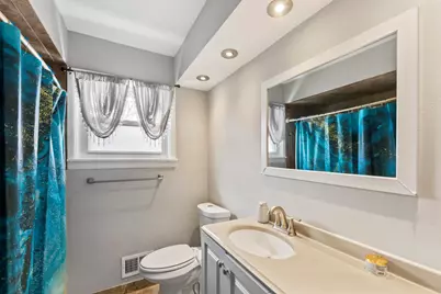 8913 W Daphne St, Milwaukee, WI 53224 - Photo 16