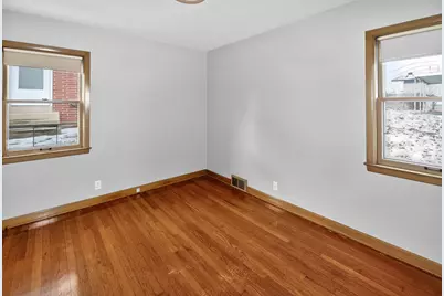 10708 W York Pl, Wauwatosa, WI 53222 - Photo 14