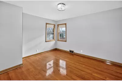 10708 W York Pl, Wauwatosa, WI 53222 - Photo 12