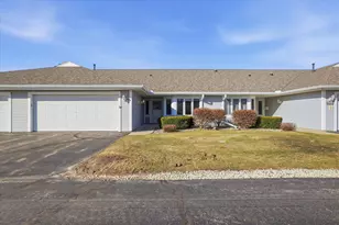 465 Hartford Square, Hartford, WI 53027 - Photo 2