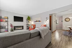 4958 W Colonial Ct, Greenfield, WI 53220 - Photo 8