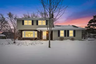 7953 Chapel Hill Ct, Franklin, WI 53132 - Photo 1