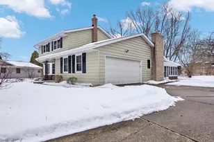 7953 Chapel Hill Ct, Franklin, WI 53132 - Photo 2
