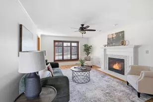 858 Laureate Dr, Pewaukee, WI 53072 - Photo 2