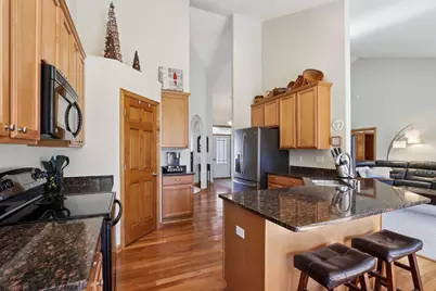 987  Prairieview Cir, Oconomowoc, WI 53066 - Photo 10