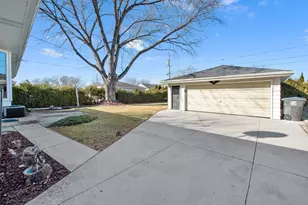 2604 E Birchwood Ave, Cudahy, WI 53110 - Photo 20