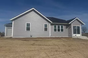 622 Champions Ct, Jefferson, WI 53549 - Photo 4