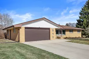 N77W14914 Menomonee Manor Dr, Menomonee Falls, WI 53051 - Photo 2