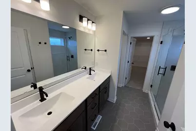 W149N11883  Red Holly Dr, Germantown, WI 53022 - Photo 8