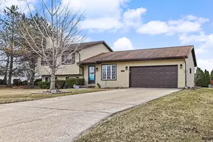 747 E Quail Run, Oak Creek, WI 53154 - Photo 2