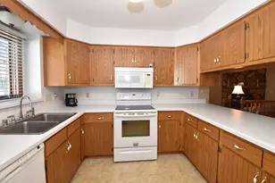 1040 Lansdowne Ct, Brookfield, WI 53045 - Photo 18