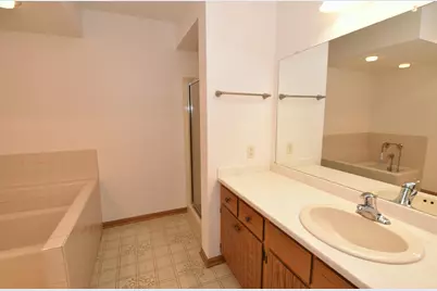 1040  Lansdowne Ct, Brookfield, WI 53045 - Photo 24